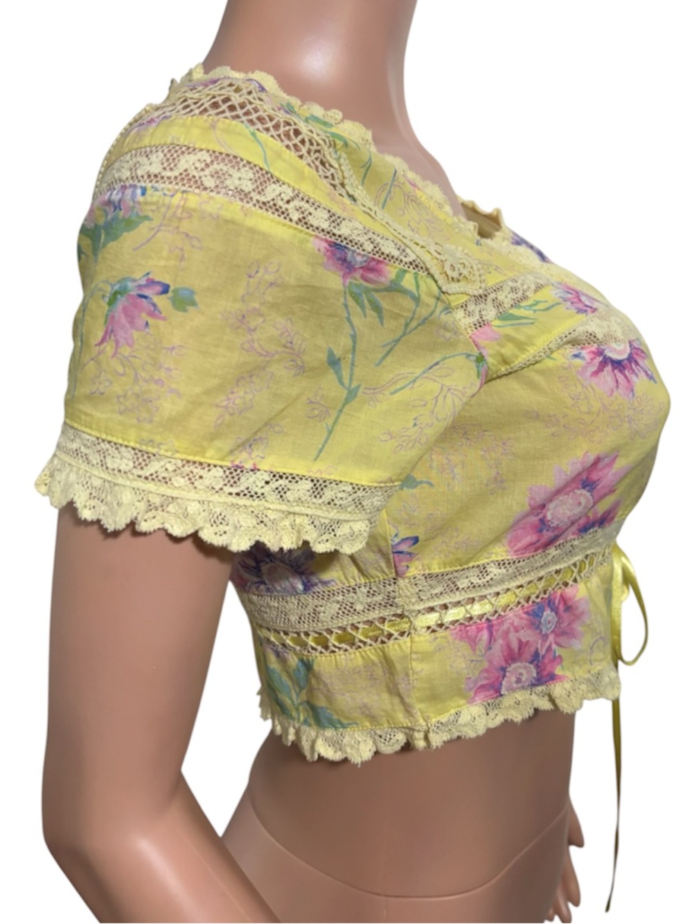 LOVESHACK FANCY Women’s Yellow Floral Crochet-Trim Tie-Front Crop Top - Picture 3 of 13
